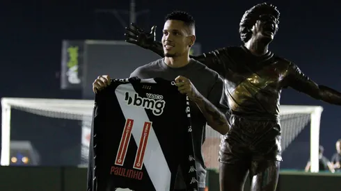 Paulinho posa para foto com camisa do Vasco - Foto; Matheus Lima/CRVG