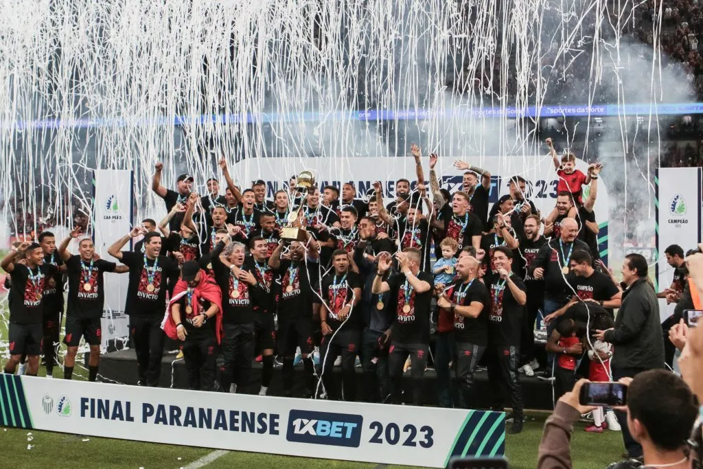 Jogadores do Athletico-PR comemoram titulo de campeao apos partida contra o FC Cascavel no estadio Arena da Baixada pela decisao do campeonato Paranaense 2023. Robson Mafra/AGIF