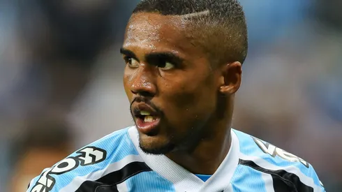 Douglas Costa é alvo do Peixe e negociação agita os bastidores com novidade - Foto: Pedro H. Tesch/AGIF