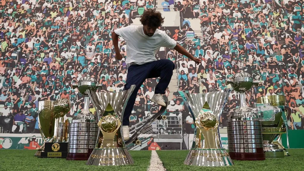 Scarpa faz manobra de Skate junto aos títulos que conquistou no Palmeiras, o Galo se prepara para vivenciar toda a irreverência do jogador – Foto: Cesar Greco