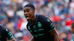 Félix Torres comentando gol pelo Santos Laguna. Foto: Leopoldo Smith/Getty Images