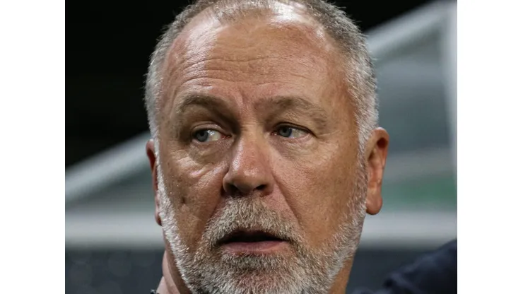 Mano Menezes, técnico do Corinthians, durante partida contra o Coritiba no estadio Couto Pereira pelo campeonato Brasileiro A 2023. Foto: Leonardo Hubbe/AGIF