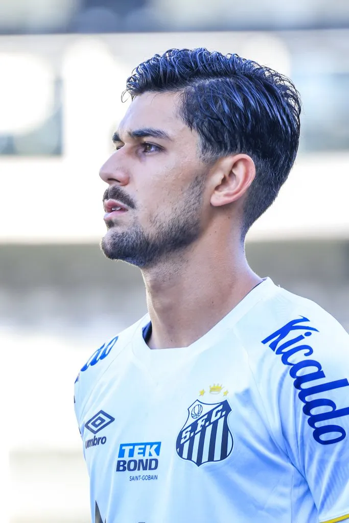 SP – SANTOS – 05/08/2023 – BRASILEIRO A 2023, SANTOS X ATHLETICO-PR – Joao Basso jogador do Santos durante partida contra o Athletico-PR no estadio Vila Belmiro pelo campeonato Brasileiro A 2023. Foto: Marcello Zambrana/AGIF