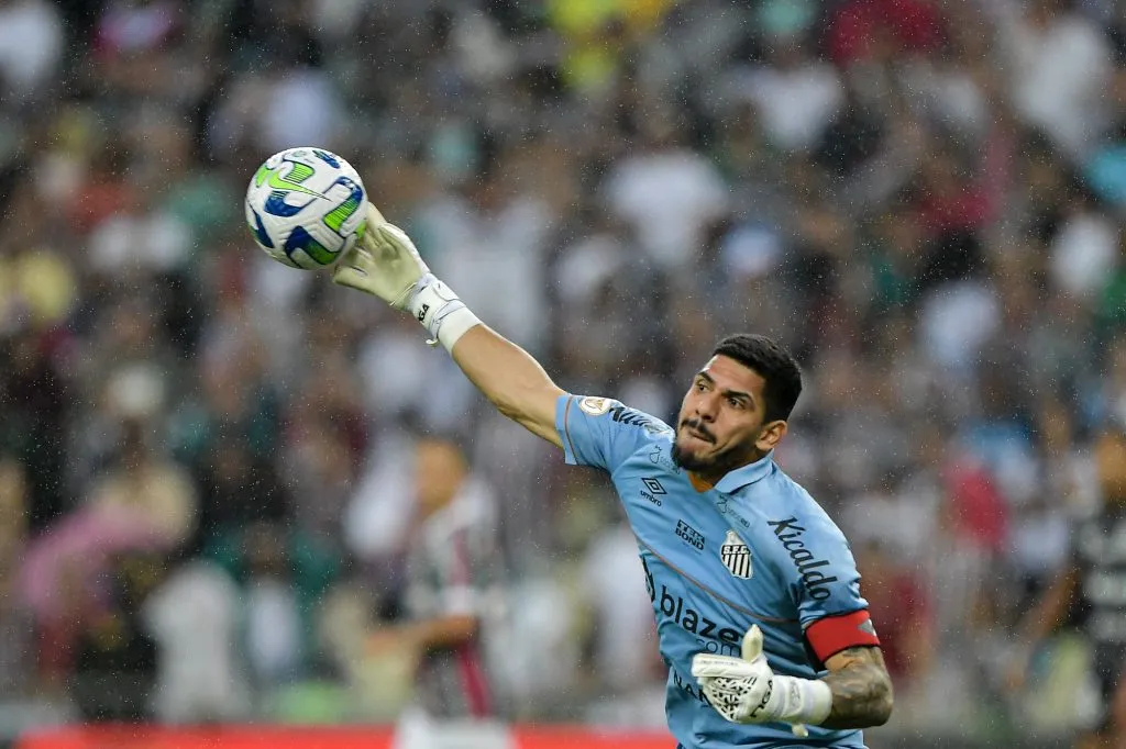 João Paulo vai ficar para a desafiante temporada de 2024 na Vila BelmiroFoto: Thiago Ribeiro/AGIF