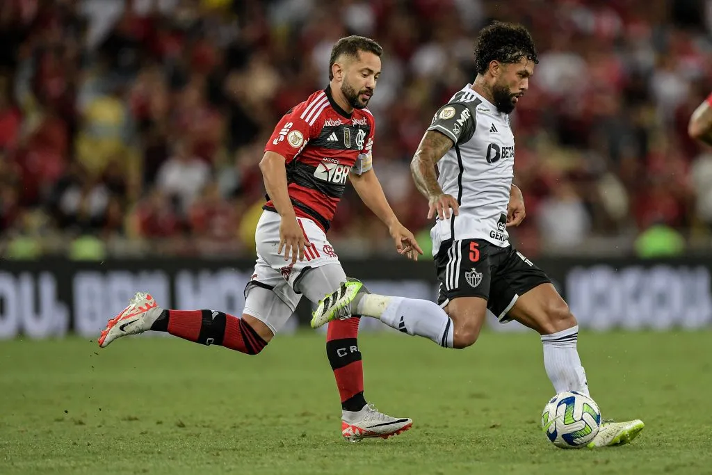 RJ – RIO DE JANEIRO – 29/11/2023 – BRASILEIRO A 2023, FLAMENGO X ATLETICO-MG – Everton Ribeiro jogador do Flamengo disputa lance com Otavio jogador do Atletico-MG durante partida no estadio Maracana pelo campeonato Brasileiro A 2023. Foto: Thiago Ribeiro/AGIF