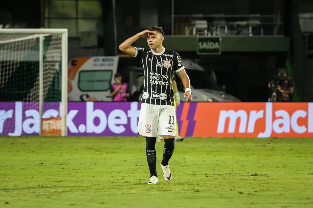 PR – CURITIBA – 06/12/2023 – BRASILEIRO A 2023, CORITIBA X CORINTHIANS – Angel Romero jogador do Corinthians comemora seu gol durante partida contra o Coritiba no estadio Couto Pereira pelo campeonato Brasileiro A 2023. Foto: Leonardo Hubbe/AGIF