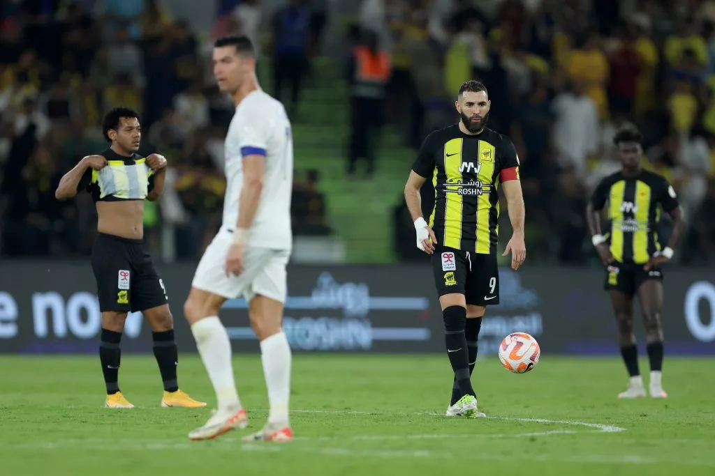 Cristiano Ronaldo e Benzema durante partida entre Al-Ittihad x Al Nassr. Foto: Yasser Bakhsh/Getty Images)