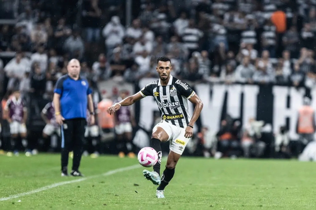 Lucas Braga jogador do Santos durante partida contra o Corinthians no estadio Arena Corinthians pelo campeonato Brasileiro A 2023. Foto: Abner Dourado/AGIF