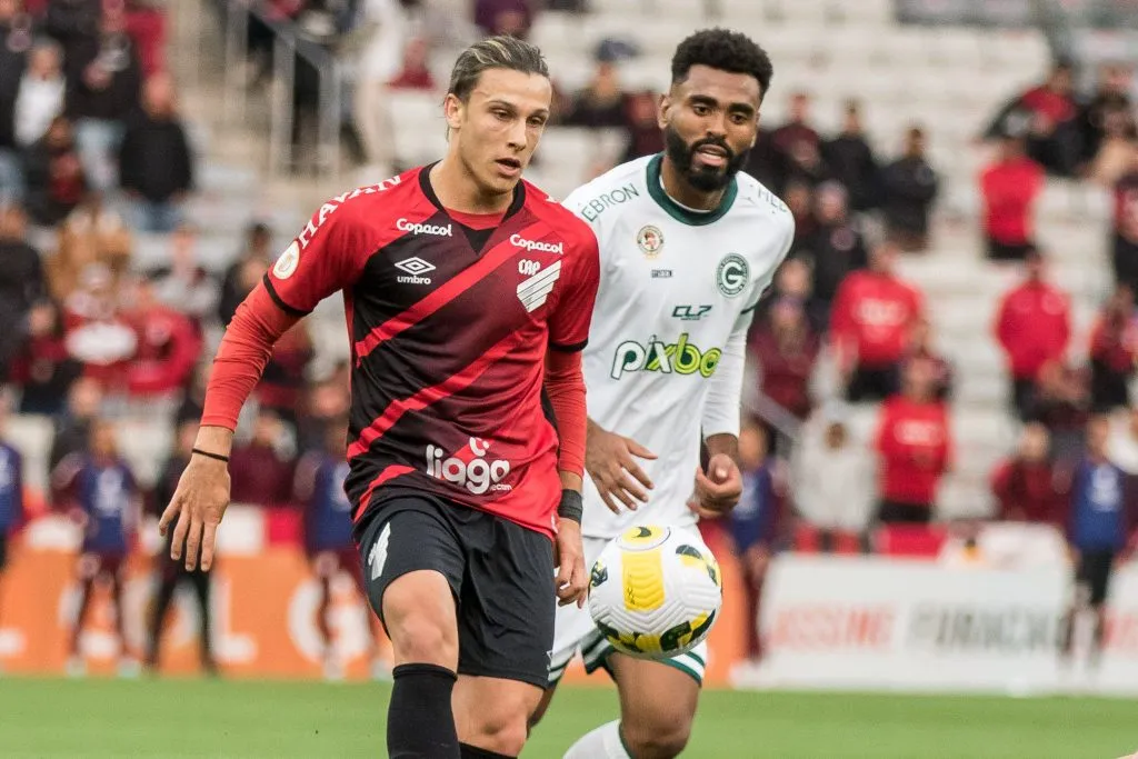 Caio Vinicius atuando pelo Goiás em 2022. Foto: Robson Mafra/AGIF