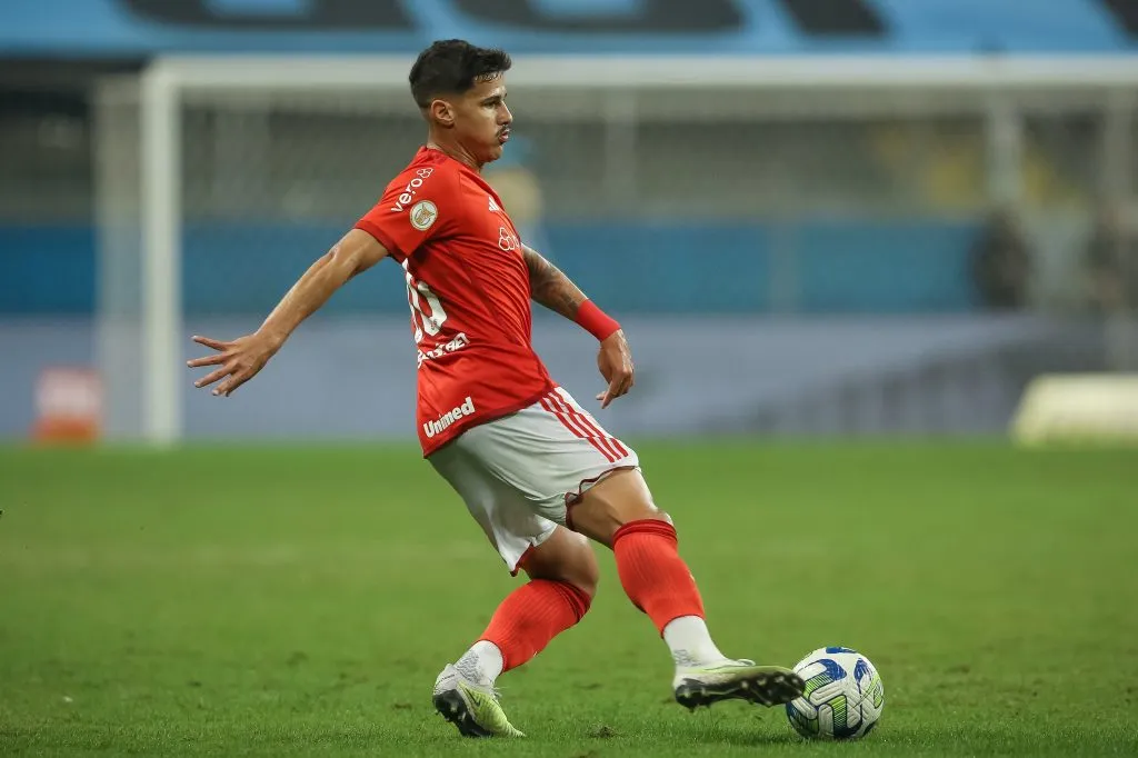 Romulo jogador do Internacional durante partida contra o Gremio no estadio Arena do Gremio pelo campeonato BRASILEIRO A 2023.  Pedro H. Tesch/AGIF