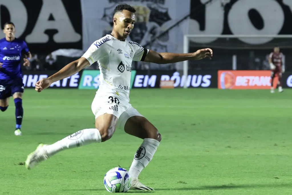 Lucas Braga atuando pelo Santos no Campeonato Brasileiro. Foto: Marcello Zambrana/AGIF