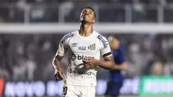 Lucas Braga jogador do Santos lamenta durante partida contra o Cruzeiro no estadio Vila Belmiro pelo campeonato Brasileiro A 2023. Foto: Abner Dourado/AGIF