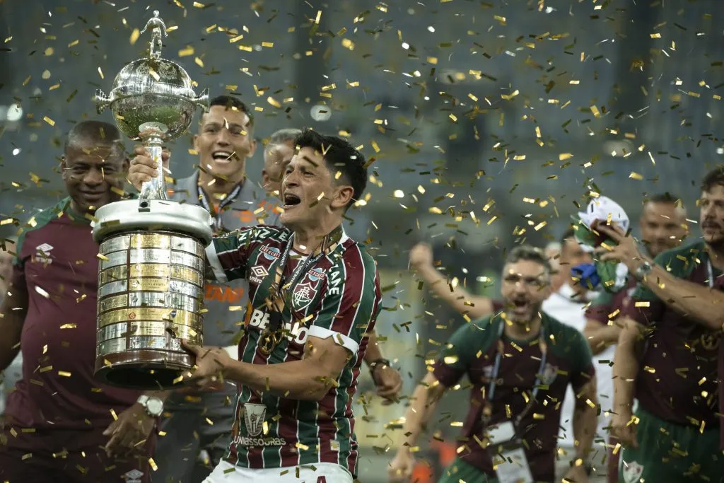 German Cano levanta a taça.  Foto: Jorge Rodrigues/AGIF