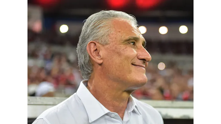 Tite, técnico do Flamengo, durante partida contra o Fluminense no estadio Maracana pelo campeonato Brasileiro A 2023. Foto: Thiago Ribeiro/AGIF