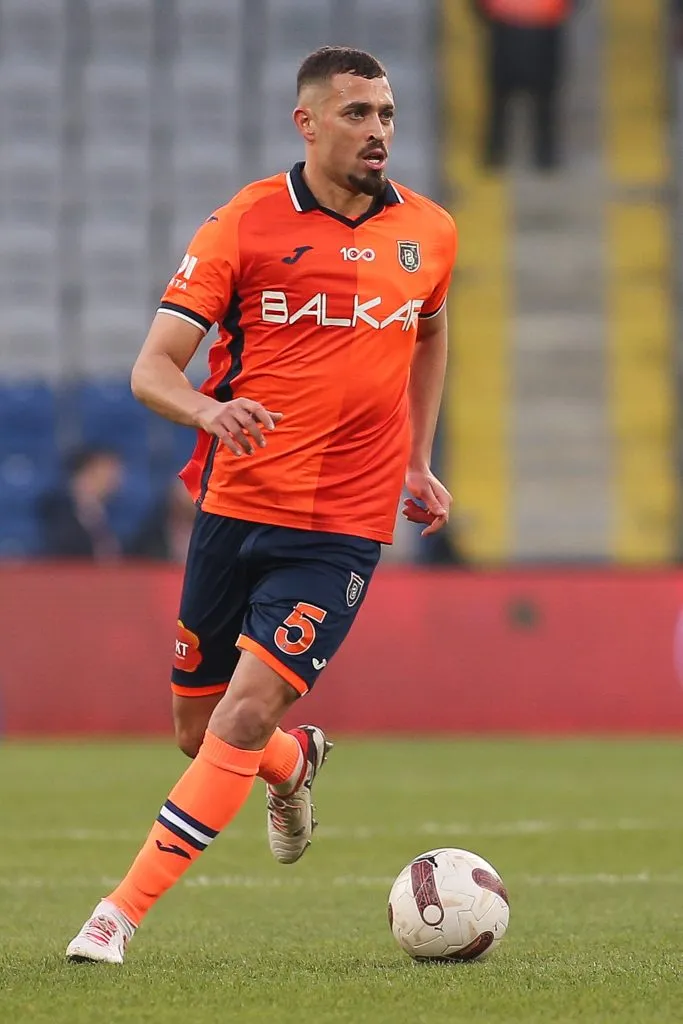 Léo Duarte atuando pelo Basaksehir, da Turquia. Foto: Ahmad Mora/Getty Images