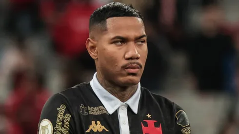 Além de Zé Gabriel, Vasco terá +1 volante - Foto: Robson Mafra/AGIF.