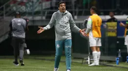 Abel Ferreira comandando o time do Palmeiras no Allianz Parque. Foto: Alexandre Schneider/Getty Images.