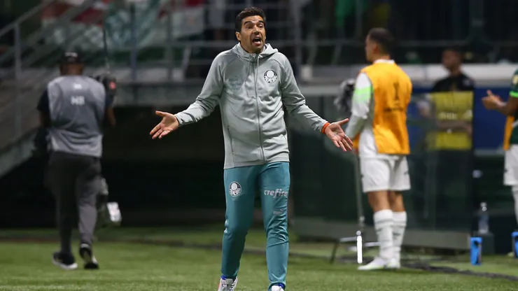Abel Ferreira comandando o time do Palmeiras no Allianz Parque. Foto: Alexandre Schneider/Getty Images.