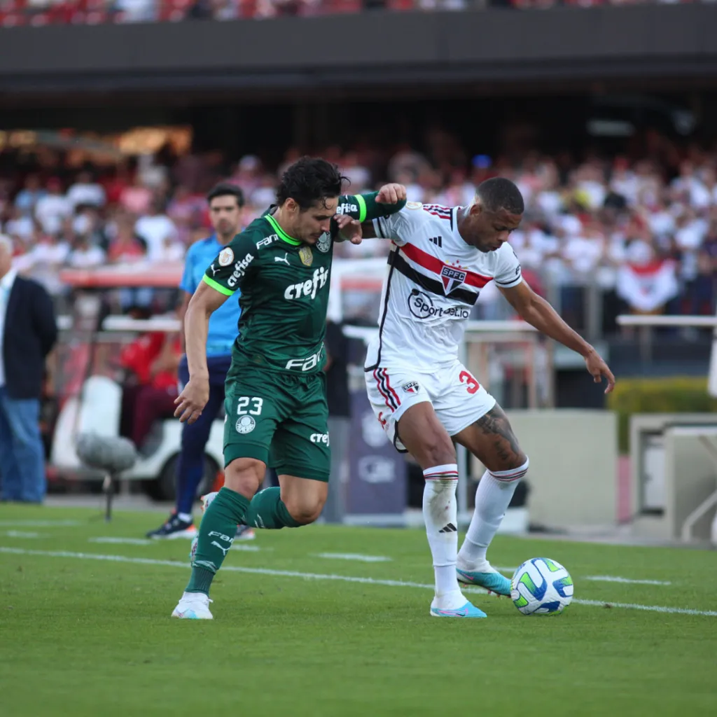 Rapahel Veiga e Caio Paulista disputam bola em Plameiras e São Paulo. Foto: Agif