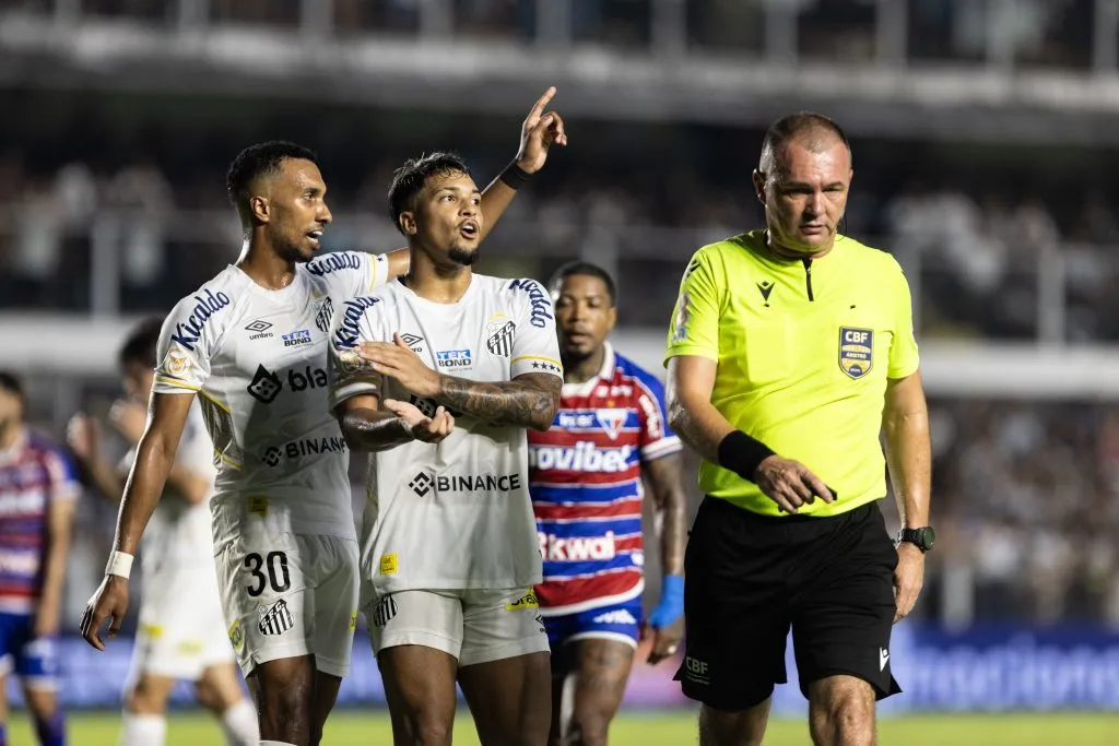 SP – SANTOS – 06/12/2023 – BRASILEIRO A 2023, SANTOS X FORTALEZA – Marcos Leonardo jogador do Santos reclama com a arbitragem durante partida contra o Fortaleza no estadio Vila Belmiro pelo campeonato Brasileiro A 2023. Foto: Abner Dourado/AGIF