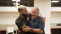 Zico e Gabigol se encontrando e se abraçando no CT d Flamengo. Foto: Alexandre Vidal / Flamengo