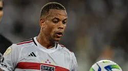 Lateral encaminha acerto com rival do São Paulo - Foto: Thiago Ribeiro/AGIF.