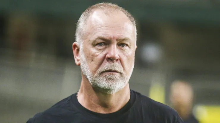 Mano Menezes tecnico do Corinthians durante partida contra o Coritiba no estadio Couto Pereira pelo campeonato Brasileiro A 2023. Gabriel Machado/AGIF