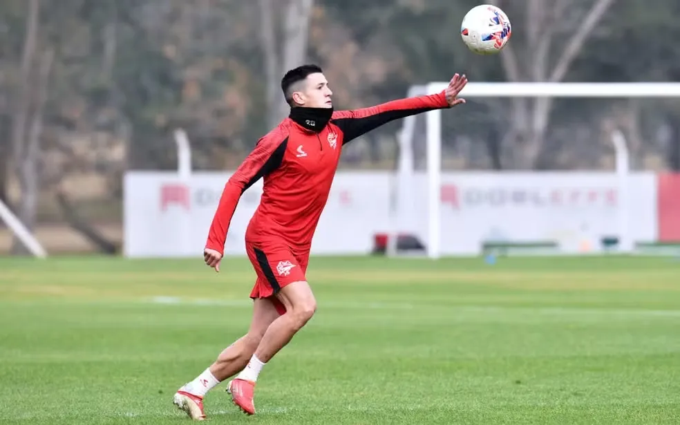Leonardo Godoy em ação pelo Estudiantes – Foto: Divulgação/Estudiantes