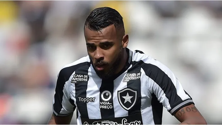 Alex Santana jogador do Botafogo durante partida contra o Santos no estadio Engenhao pelo campeonato Brasileiro A 2019. Thiago Ribeiro/AGIF