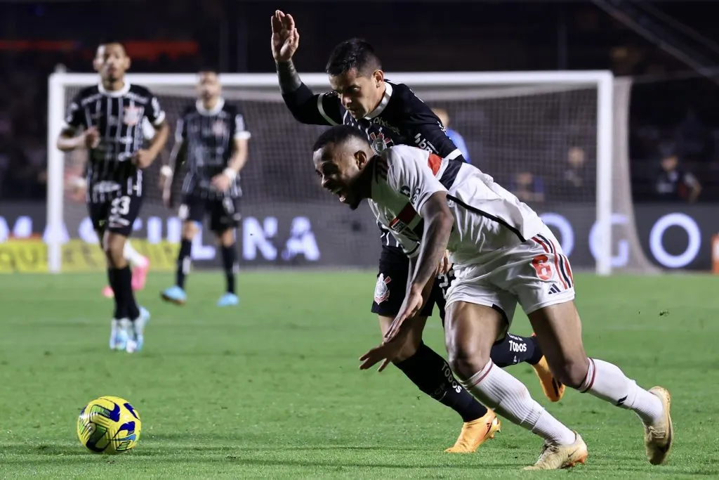 Fagner disputa a bola com jogador do São Pualo. Foto: Marcello Zambrana/AGIF