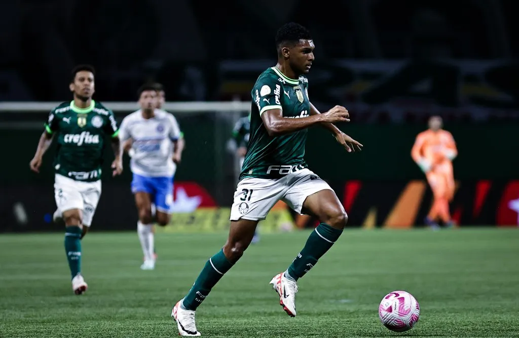 Luis Guilherme atuando pelo Palmeiras no Campeonato Brasileiro. Foto: Fabio Giannelli/AGIF