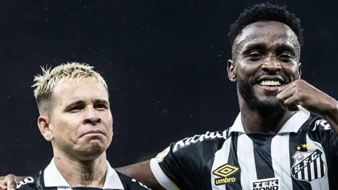 Mendoza jogador do Santos comemora seu gol com Soteldo jogador da sua equipe durante partida contra o Corinthians no estadio Arena Corinthians pelo campeonato Brasileiro A 2023. Foto: Abner Dourado/AGIF