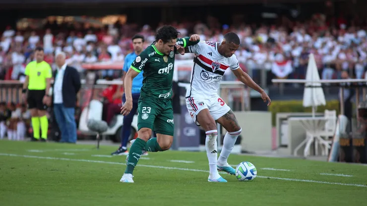Jogador Caio Paulista Disputando bola com Raphael Veiga durante partida no Morumbi, Domingo 11 de junho. Foto: Mariana Kasten/AGIF