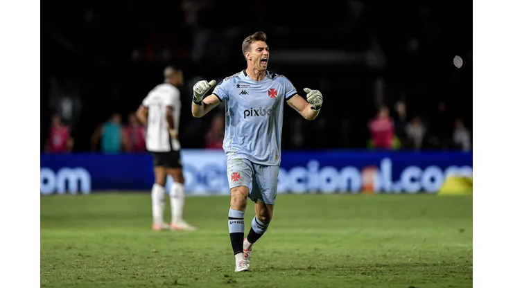 Leo Jardim goleiro do Vasco comemora gol durante partida contra o Botafogo no estadio Sao Januario pelo campeonato Brasileiro A 2023. Foto: Thiago Ribeiro/AGIF
