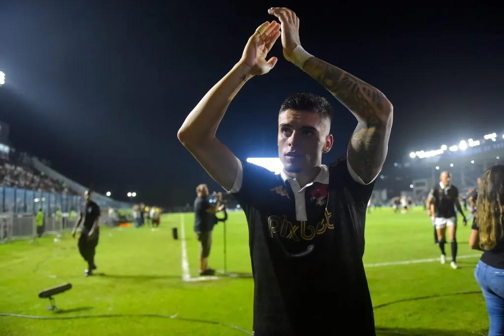 Gabriel Pec terminou 2023 em alta no Vasco. Foto: Thiago Ribeiro/AGIF