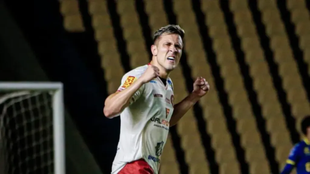 Foto: Thiago Limas/AGIF – Matheus Frizzo em ação pelo Tombense