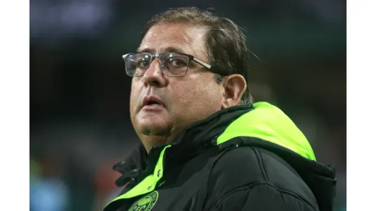 Foto: Gabriel Machado/AGIF - Guto Ferreira, técnico do Coritiba