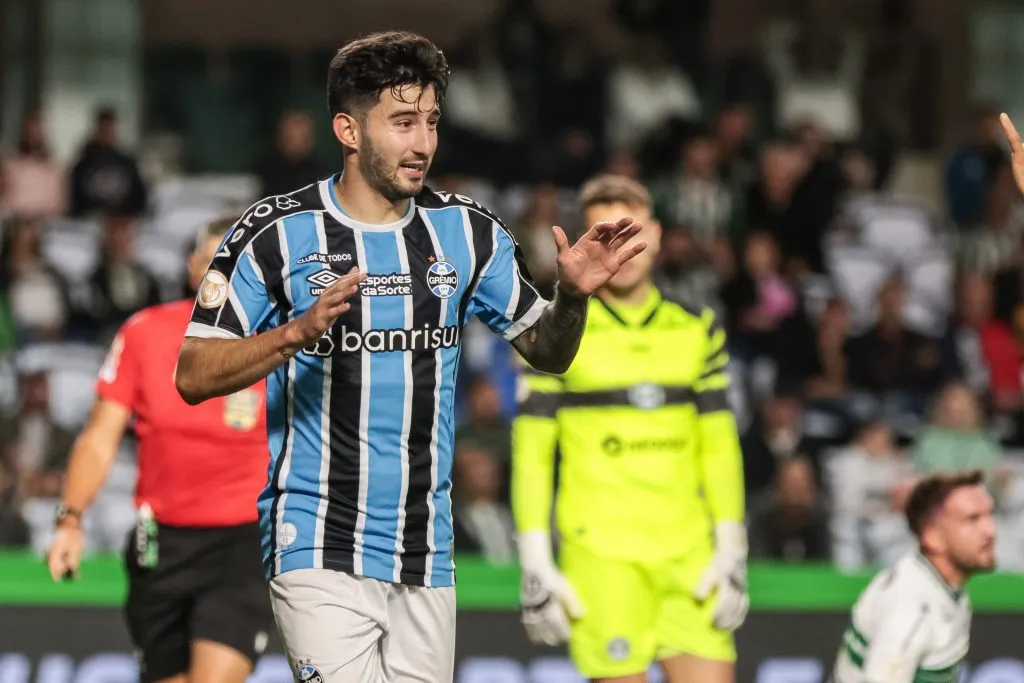 Villasanti jogador do Gremio comemora seu gol durante partida contra o Coritiba no estadio Couto Pereira pelo campeonato Brasileiro A 2023. Foto: Robson Mafra/AGIF