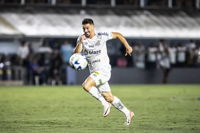 Maxi Silvera jogador do Santos durante partida contra o Fortaleza no estadio Vila Belmiro pelo campeonato Brasileiro A 2023. Foto: Abner Dourado/AGIF