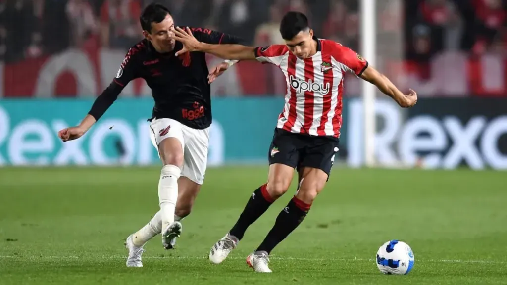 Foto: Marcelo Endelli/Getty Images – Leonardo Godoy em ação pelo Estudiantes