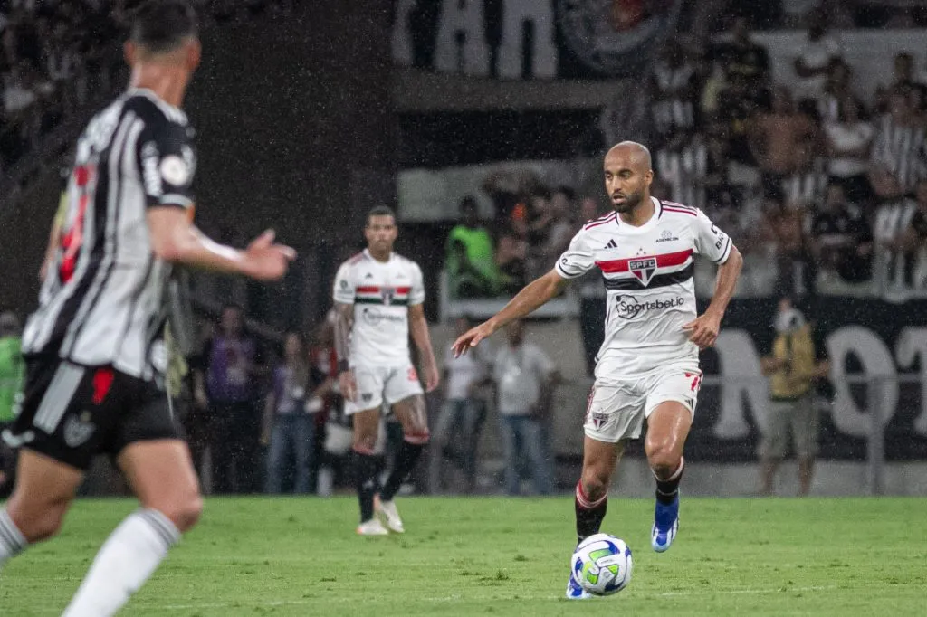 MG – BELO HORIZONTE – 02/12/2023 – BRASILEIRO A 2023, ATLETICO-MG X SAO PAULO – Lucas Moura jogador do Sao Paulo durante partida contra o Atletico-MG no estadio Mineirao pelo campeonato Brasileiro A 2023. Foto: Fernando Moreno/AGIF
