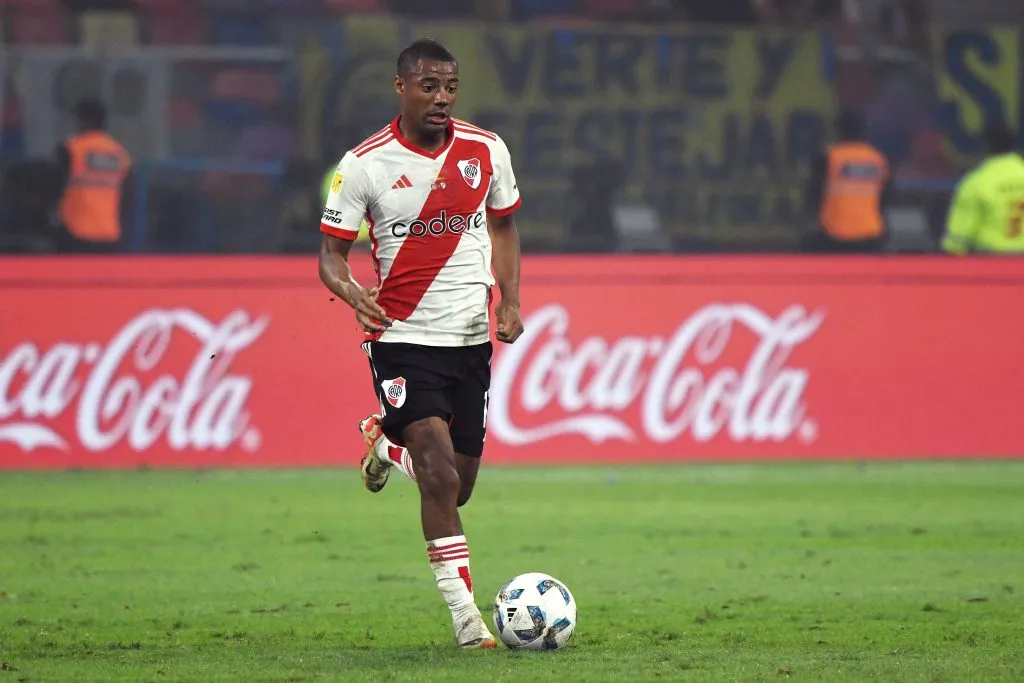 De La Cruz em ação no jogo de ontem (22). Foto: Joaquín Camiletti/Getty Images.