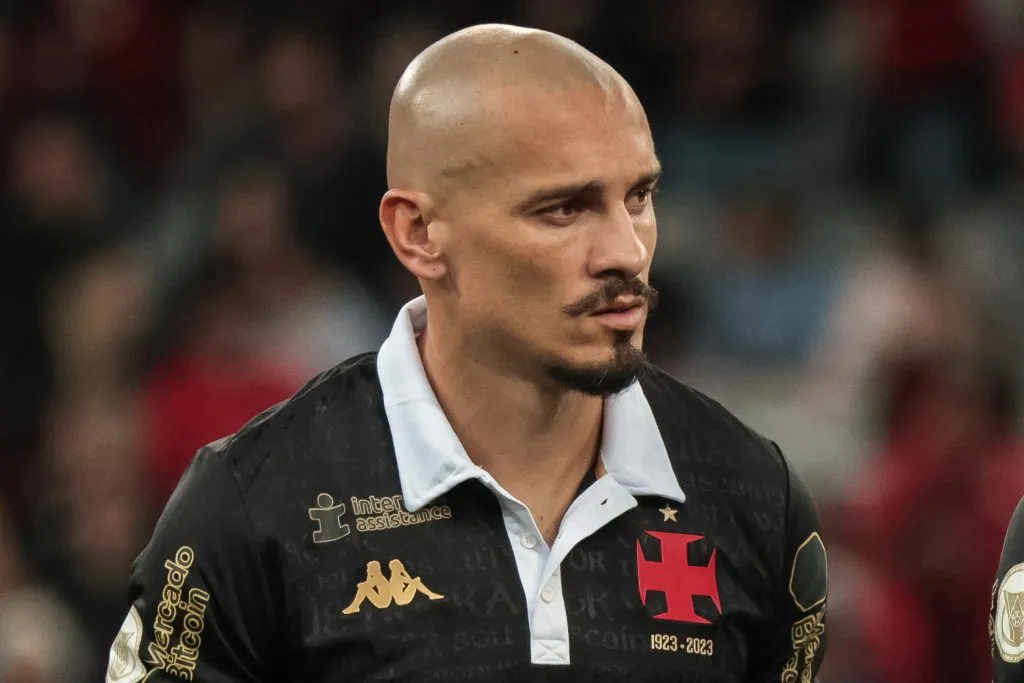 PR – CURITIBA – 25/11/2023 – BRASILEIRO A 2023, ATHLETICO-PR X VASCO – Maicon jogador do Vasco durante execucao do hino nacional antes da partida contra o Athletico-PR no estadio Arena da Baixada pelo campeonato Brasileiro A 2023. Foto: Robson Mafra/AGIF