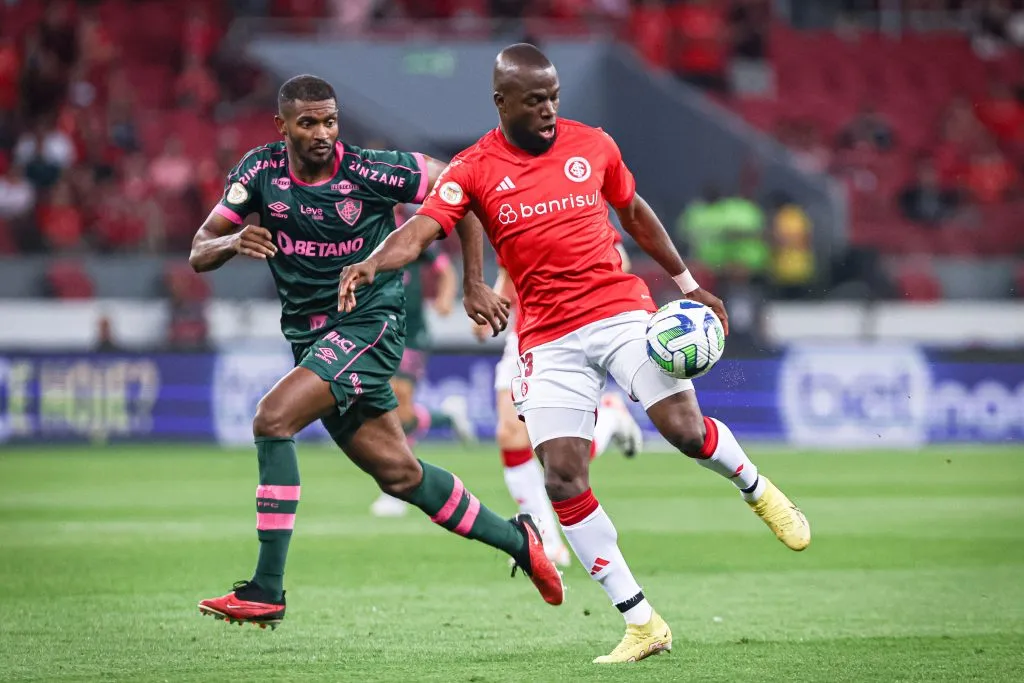 BA – PORTO ALEGRE – 08/11/2023 – BRASILEIRO A 2023, INTERNACIONAL X FLUMINENSE – Enner Valencia jogador do Internacional disputa lance com Marlon jogador do Fluminense durante partida no estadio Beira-Rio pelo campeonato Brasileiro A 2023. Foto: Maxi Franzoi/AGIF