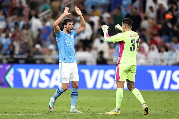 Rúben Diaz e Ederson comemoram título mundial em cima do Fluminense – Foto: Francois Nel/Getty Images