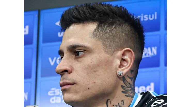 Juan Iturbe durante sua apresentação oficial como jogador do Gremio em coletiva de imprensa realizada no CT do Gremio. Foto: Maxi Franzoi/AGIF