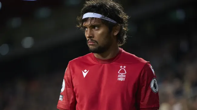 Foto: Manuel Queimadelos/Getty Images – Gustavo Scarpa, em jogo pelo Nottingham Forest