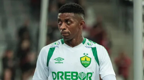 Jonathan Cafu jogador do Cuiaba deixa o campo durante partida contra o Athletico-PR no estadio Arena da Baixada pelo campeonato Brasileiro A 2023. Foto: Robson Mafra/AGIF