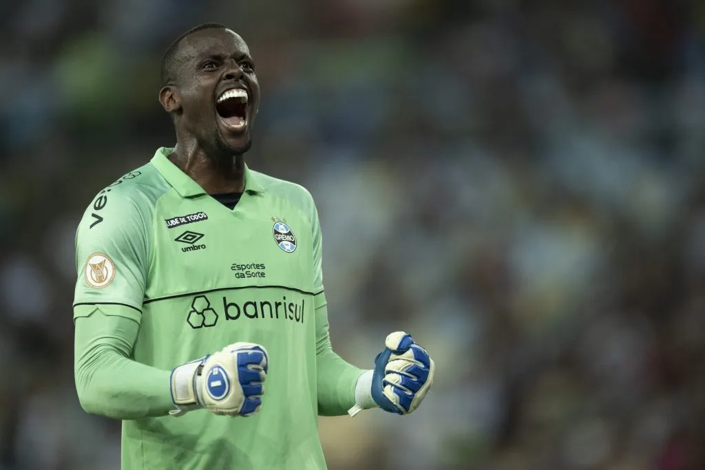 futreRJ – RIO DE JANEIRO – 06/12/2023 – BRASILEIRO A 2023, FLUMINENSE X GREMIO – Caique goleiro do Gremio durante partida contra o Fluminense no estadio Maracana pelo campeonato Brasileiro A 2023. Foto: Jorge Rodrigues/AGIF