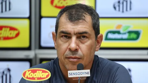 Fábio Carille é surpreendido por faxina no elenco do Santos para próxima temporada